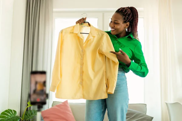 Стильний Жіночий Блогер Робить Відео Огляд Новим Одягом Після Успішних — стокове фото