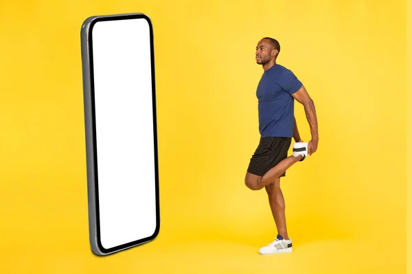 Sporty Black Guy Exercising Huge Smartphone Empty Screen Having Online — Fotografia de Stock