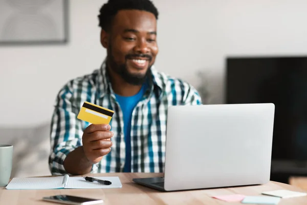 Smiling Black Man Shopping Online Laptop Computer Holding Credit Card — 图库照片