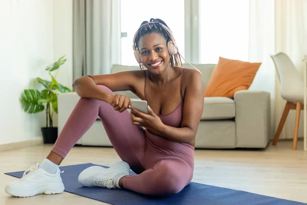 Smiling Fit Black Woman Sitting Yoga Mat Using Smartphone Workout — Foto de Stock