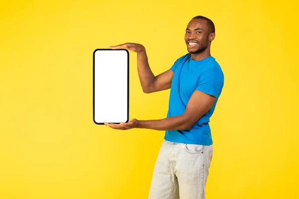 Black Man Holding Big Phone Empty Screen Advertising Mobile Application — Fotografia de Stock