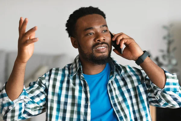 Δυσαρεστημένος Μαύρος Millennial Τύπος Που Μιλάει Στο Κινητό Εκφράζοντας Αρνητικά — Φωτογραφία Αρχείου