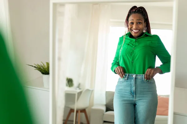 Успешное Похудение Счастливая Африканская Американка После Большой Потери Веса Одетая — стоковое фото