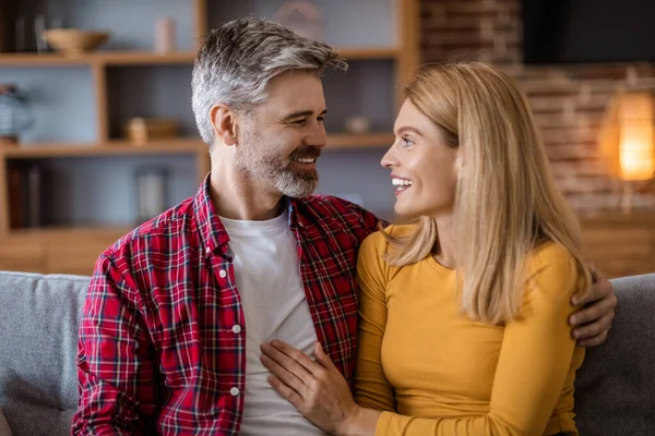 Cheerful Middle Aged Caucasian Husband Beard Woman Look Each Other — 图库照片