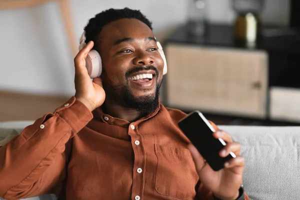 Joyful African American Man Singing Holding Smartphone Listening Music Wearing — Stockfoto