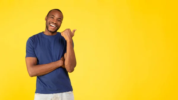 Cheerful Black Man Pointing Thumb Finger Aside Copy Space Advertising — Stockfoto
