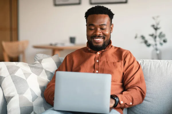 Successful Freelance Black Male Entrepreneur Using Laptop Typing Websurfing Working —  Fotos de Stock