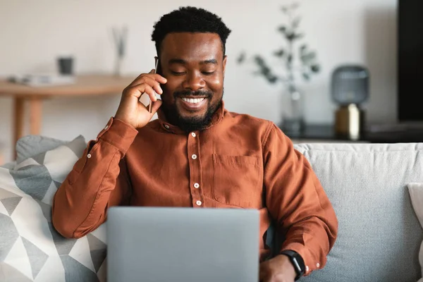 African American Male Freelancer Calling Talking Cellphone Using Laptop Sitting — Photo