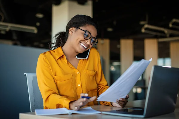 Corporate Communication Happy Black Female Manager Working Papers Talking Mobile — Stockfoto