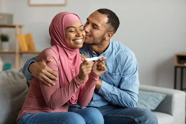 Ευτυχισμένοι Μαύροι Ισλαμικοί Σύζυγοι Που Κάνουν Θετικό Τεστ Εγκυμοσύνης Και — Φωτογραφία Αρχείου