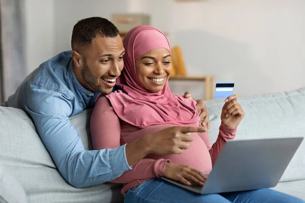 Αγορές Μέσω Διαδικτύου Ενθουσιασμένοι Έγκυοι Μαύροι Ισλαμιστές Σύζυγοι Χρησιμοποιώντας Laptop — Φωτογραφία Αρχείου