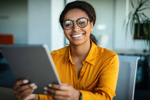 Happy African American Business Lady Using Tablet Workplace Office Looking — Stockfoto