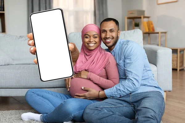 Κινητή Διαφήμιση Χαρούμενο Μαύρο Μουσουλμανικό Ζευγάρι Περιμένει Μωρό Εμφάνιση Μεγάλο — Φωτογραφία Αρχείου