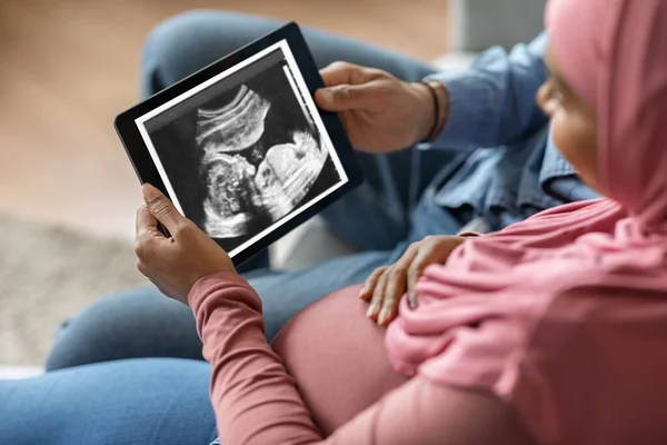 Pregnant Black Islamic Couple Holding Digital Tablet Baby Ultrasound Image — Fotografia de Stock