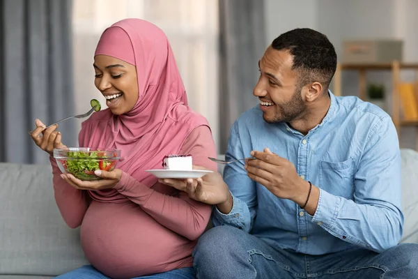 Black Pregnant Muslim Woman Eating Vegetable Salad While Husband Offering — Stok fotoğraf