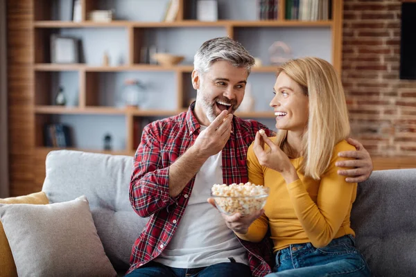 Smiling Adult Caucasian Wife Husband Eating Popcorn Watching Enjoy Free — Fotografia de Stock