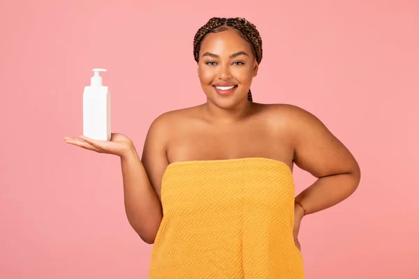 Overweight African American Lady Holding Dispenser Bottle Advertising Cosmetics Standing — Stok Foto