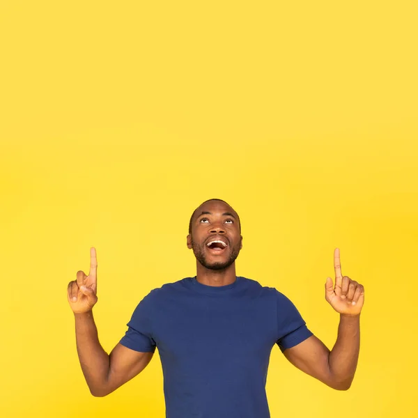 Excited Black Man Pointing Fingers Advertising Great Offer Standing Yellow — ストック写真