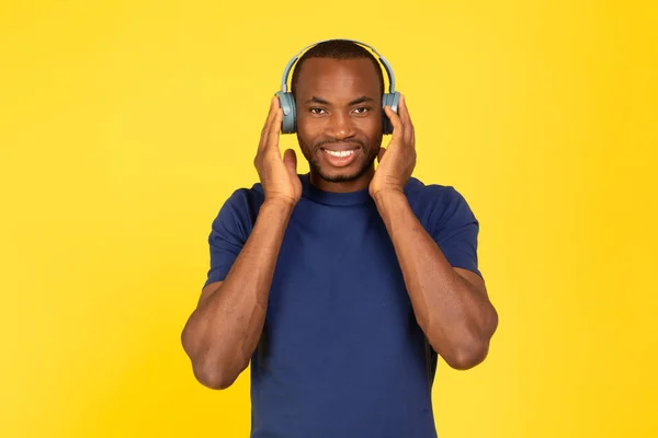 Cheerful African American Guy Listening Music Wearing Wireless Headphones Smiling — Fotografie, imagine de stoc