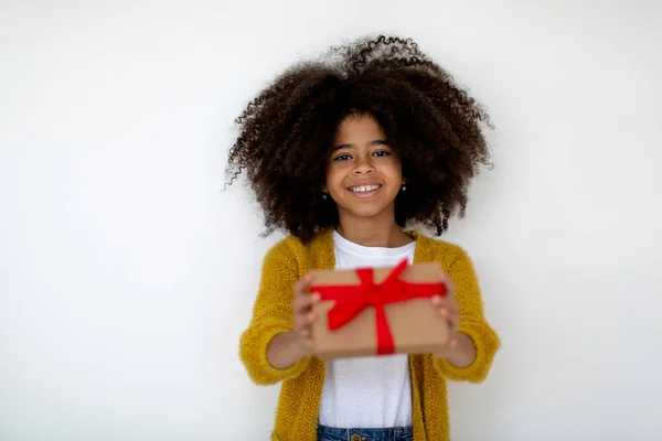 Мила Афроамериканська Дівчинка Кучерявим Волоссям Повсякденному Вбранні Дарує Подарунок Посміхається — стокове фото