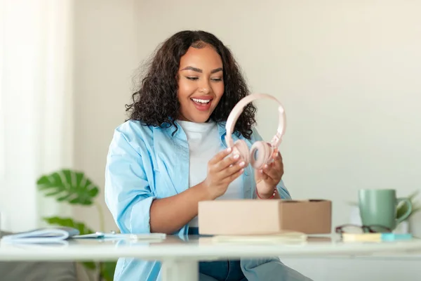 Gadgets Shopping Excited African American Woman Unpacking Cardboard Box Headphones — ストック写真