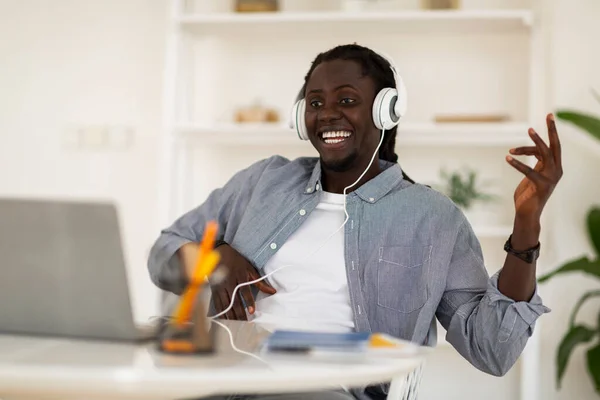 Happy Black Man Headphones Listening Music Online Laptop Joyful Young — ストック写真