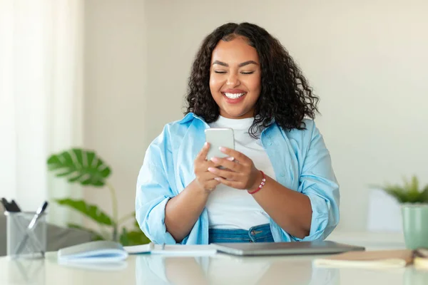 Happy Black Woman Using Mobile Phone Texting Sitting Desk Modern — Fotografia de Stock
