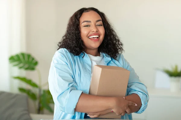 Shopping Delivery Joyful African American Lady Holding Embracing Cardboard Box — Foto Stock