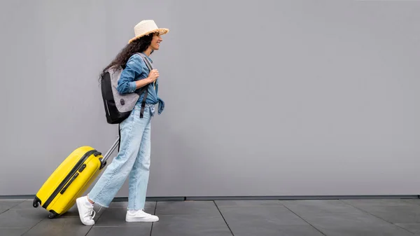 Brunette Curly Lady Walking Copy Space Pretty Woman Tourist Travelling — Φωτογραφία Αρχείου