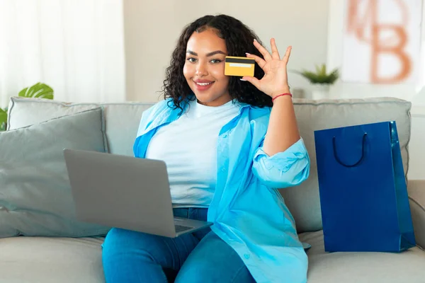 Online Shopping Cheerful Black Woman Showing Credit Card Using Laptop — Stok fotoğraf