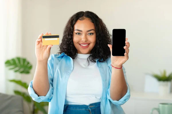 Mobile Shopping Happy African American Female Buyer Showing Smartphone Empty — Foto Stock