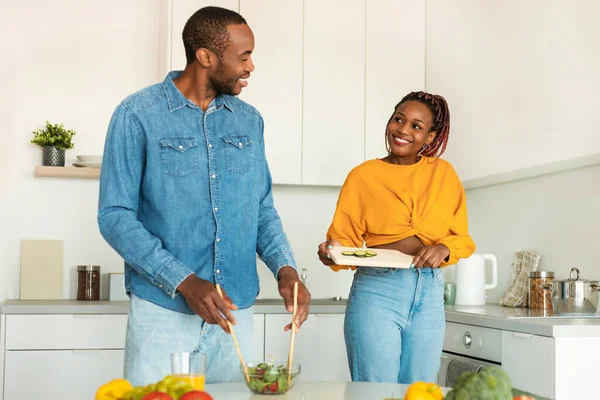 Happy African American Spouses Cooking Fresh Vegetable Salad Together Kitchen — Fotografia de Stock
