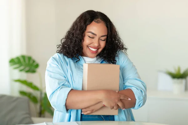 Happy Black Female Buyer Hugging Cardboard Parcel Box Delivered Size — Foto Stock