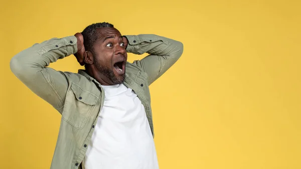 Shocked Adult African American Man Casual Open Mouth Screaming Looking — Stockfoto