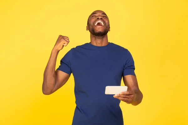 Joyful Black Guy Using Cellphone Gesturing Yes Joy Celebrating Victory — Stockfoto