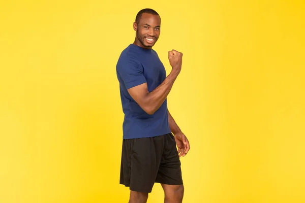 Sporty African American Man Showing Biceps Muscles Having Strength Workout — Fotografia de Stock
