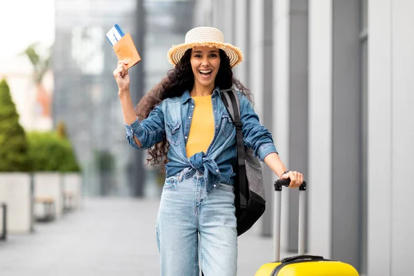 Excited Young Woman Long Curly Hair Going Vacation Alone Showing — Foto Stock