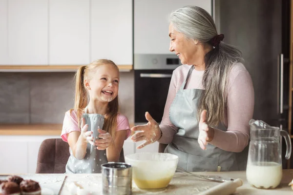 Satisfied European Small Granddaughter Mature Grandmother Aprons Make Dough Flour — Stockfoto