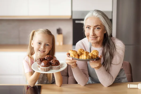 Весела Красива Дівчинка Зріла Бабуся Фартухах Показують Домашнє Свіже Печиво — стокове фото