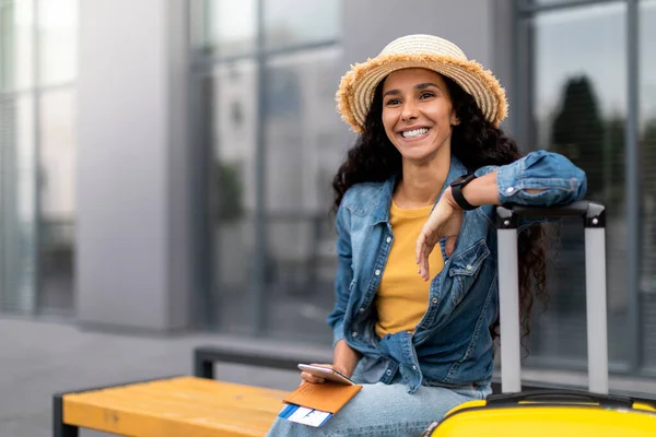 Cheerful Young Lady Tourist Casual Outfit Straw Hat Sitting Bench — Foto de Stock