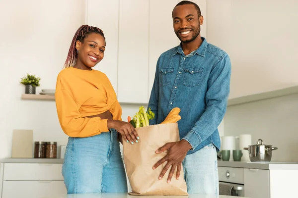 Smiling Black Spouses Unpacking Paper Bag Fresh Organic Vegetables Fruits — Foto de Stock