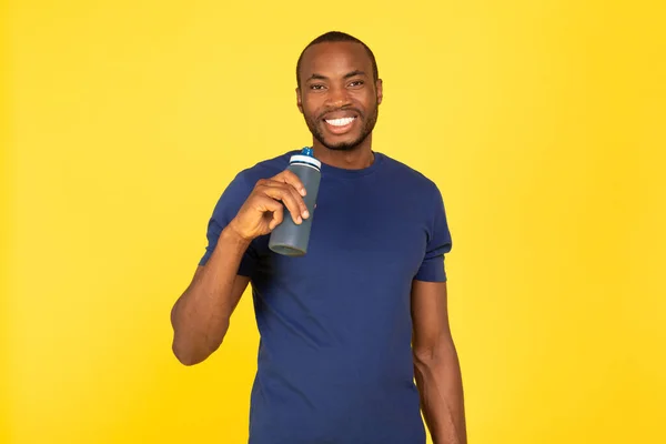 Fitness Hydration Cheerful Sporty Black Man Drinking Water Holding Bottle — Zdjęcie stockowe