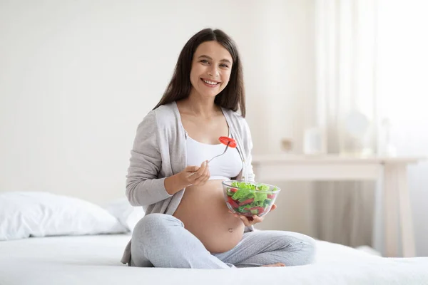Nutrition Healthy Diet Pregnancy Concept Happy Pregnant Young Woman Enjoying — Stok fotoğraf