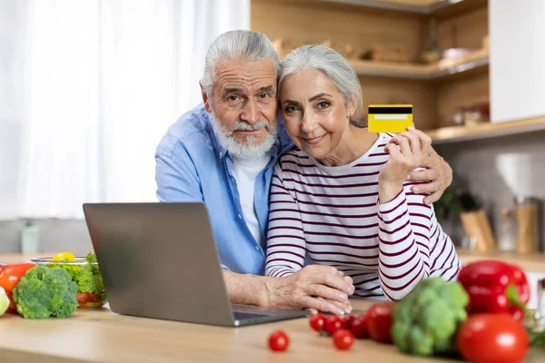 Commerce Concept Senior Couple Holding Credit Card Using Laptop Kitchen — Stockfoto