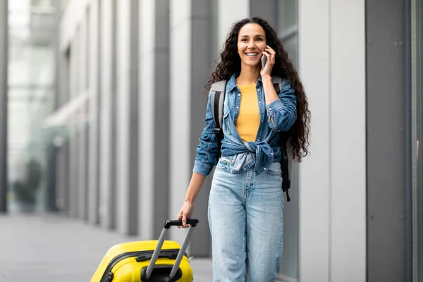 Excited Attractive Young Lady Casual Outfit Walking Airport Suitcase Talking — Stockfoto