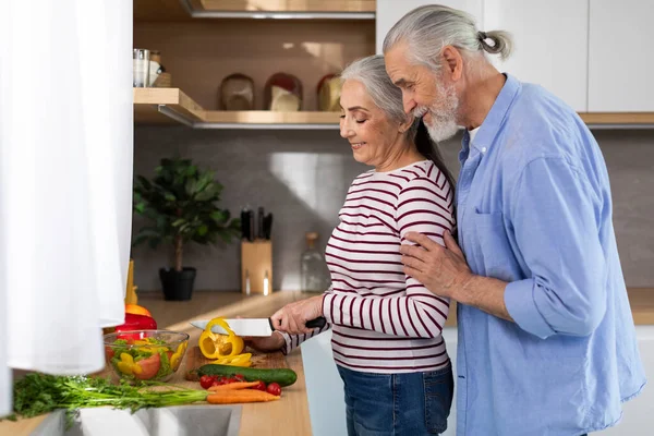 Retirement Leisure Smiling Senior Spouses Cooking Lunch Together Kitchen Interior — Stockfoto