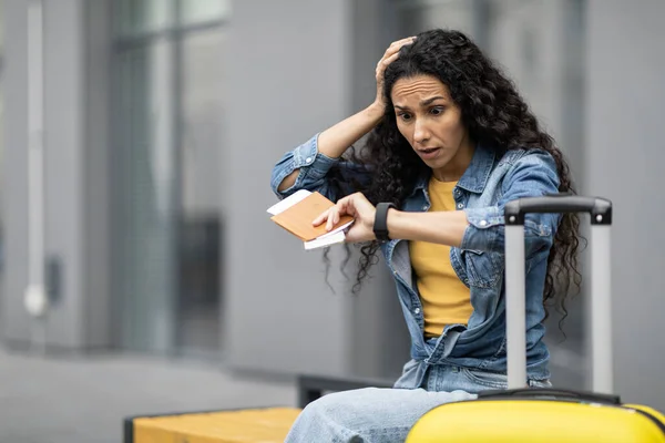 Thrilled Young Curly Woman Tourist Sitting Bench Waiting Taxi Checking — Foto Stock