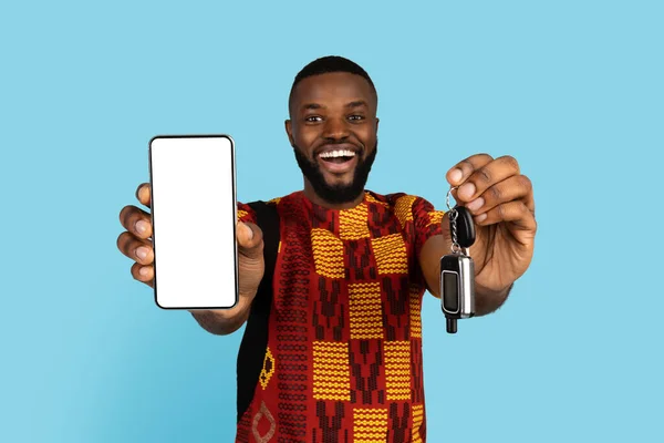 Car Renting App Cheerful Black Man Showing Key Smartphone Blank — Foto de Stock