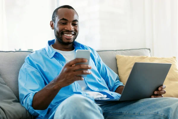 Business Telecommuting Concept Young Black Man Using Smartphone Sitting Sofa — Foto de Stock