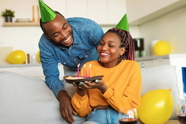 Cheery Young Black Couple Party Hats Celebrating Birthday Woman Holding — Stock fotografie